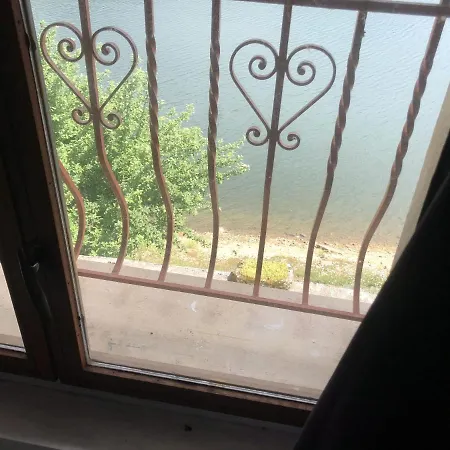 F2 Meuble Au Bord Du Lac Du Laouzas * Nages